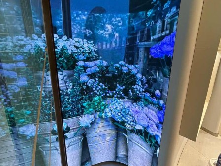 荊門江漢路室內(nèi)全彩P2.0軟模組安裝完成  尺寸：1.28*2.4m像素點(diǎn)：640*1200