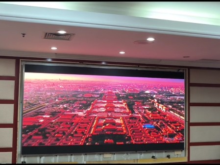 襄陽(yáng)省公路局6樓室內(nèi)全彩P1.86安裝完成  尺寸：3.52X1.76 像素點(diǎn)：1892X946