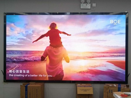 黃岡荊門華銘廣場p1.53指導(dǎo)安裝完畢   尺寸：3.2m*1.76m；分辨率：2080*1144
