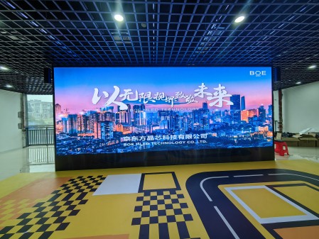 孝感金銀湖p2.5安裝完成   尺寸：6.72×2.56 ；像素點(diǎn)：2688×1024