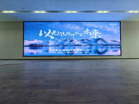 孝感荊州某產(chǎn)業(yè)園p2.5全彩安裝調(diào)試完畢    尺寸：9.6×3.36； 像素點(diǎn)：3840×1344