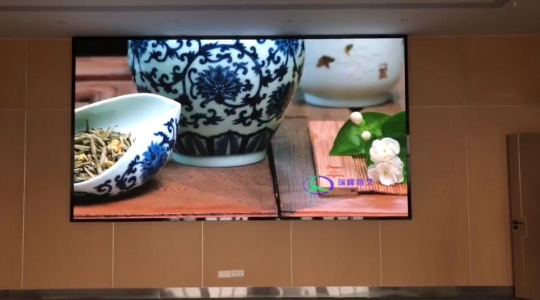 襄陽(yáng)大冶中醫(yī)院室內(nèi)全彩P1.8會(huì)議室大屏安裝調(diào)試完畢    尺寸：4.48*2.4   像素點(diǎn)：2408*1290