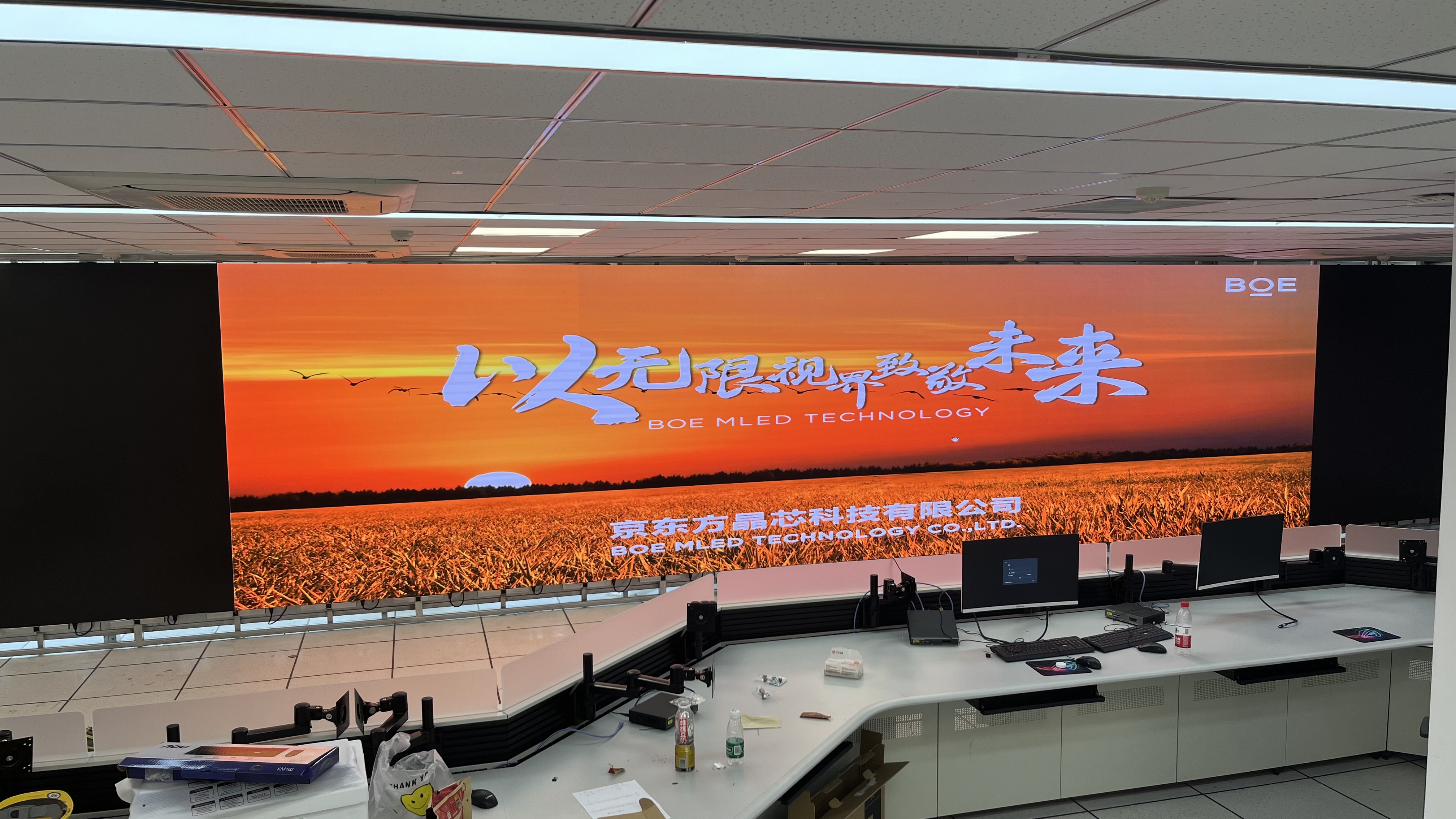 深圳**汽車(chē)測(cè)試場(chǎng)COB1.2安裝調(diào)試完成   尺寸: 13.8*2.3625    像素點(diǎn) :11040*1890